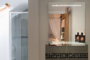 Suite, Ensuite (Four Poster Bed) | Bathroom | Free toiletries, hair dryer, towels - The Old Dairy at Bishops Barton (Wellington)