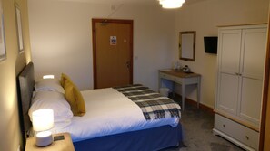 Habitación con 1 cama matrimonial o 2 individuales, baño en la habitación | Wifi gratis y ropa de cama 