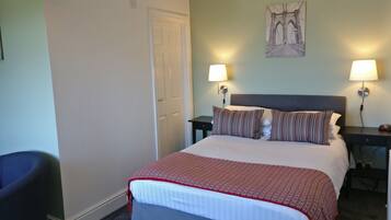 Kahden hengen deluxe-huone, kylpyhuone makuuhuoneen yhteydessä | Ilmainen Wi-Fi, vuodevaatteet