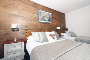 Ropa de cama de alta calidad y espacio para trabajar con laptop 