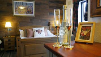 Family Room | Premium bedding, laptop workspace, free WiFi, bed sheets