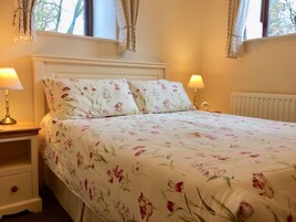 Double Room (Private External Bathroom) | Iron/ironing board, free WiFi, bed sheets