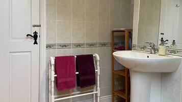 Habitación con 1 cama matrimonial o 2 individuales, baño en la habitación | Baño | Amenidades de baño gratuitas, toallas, jabón, shampoo