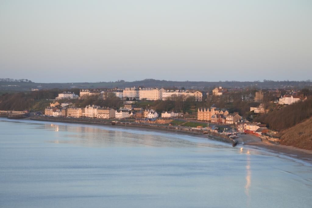 Un pueblo costero con edificios históricos a lo largo del paseo marítimo.