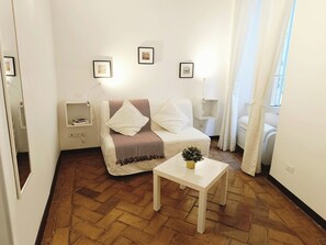 Suite | In-room safe, desk, free WiFi, bed sheets - Piccolo Trevi Suites (Rome)