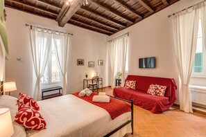 Habitación cuádruple Deluxe | Caja fuerte, escritorio, wifi gratis y ropa de cama
