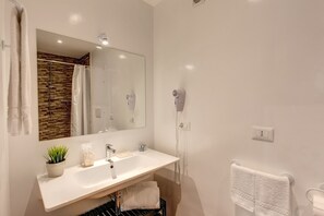 Ducha, secador de pelo, bidet, toallas