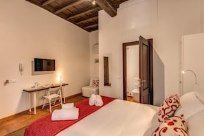 Caja fuerte, escritorio, wifi gratis y ropa de cama