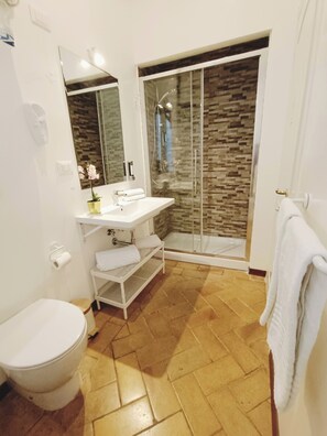 Suite | Bathroom | Shower, hair dryer, bidet, towels - Piccolo Trevi Suites (Rome)