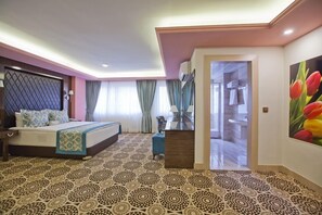 Minibar, bureau, lits bébé (gratuits), Wi-Fi gratuit