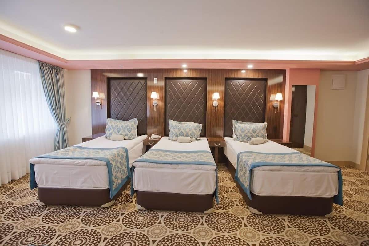 Chambre Triple Standard | Minibar, bureau, lits bébé (gratuits), Wi-Fi gratuit