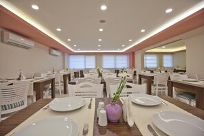 Breakfast, lunch, dinner served; international cuisine  - Celikhan Hotel (Ankara)