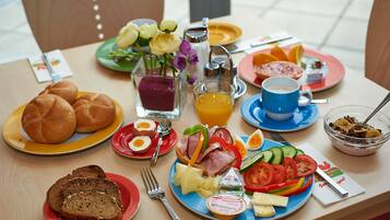 Tägliches Frühstücksbuffet (12 EUR pro Person)