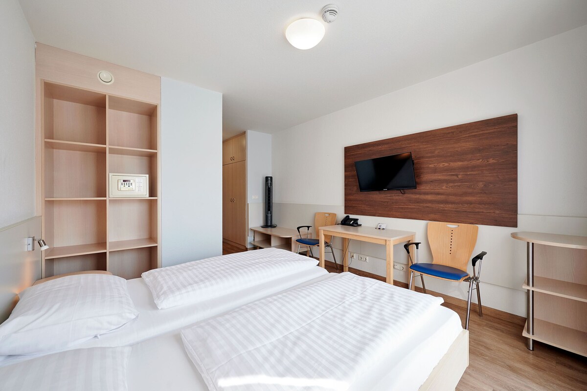 Een kluis op de kamer, een bureau, gratis babybedden
