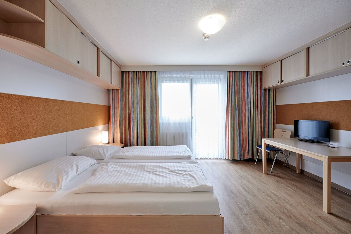 Appartement, 2 eenpersoonsbedden (2 Guests) | Een kluis op de kamer, een bureau, gratis babybedden