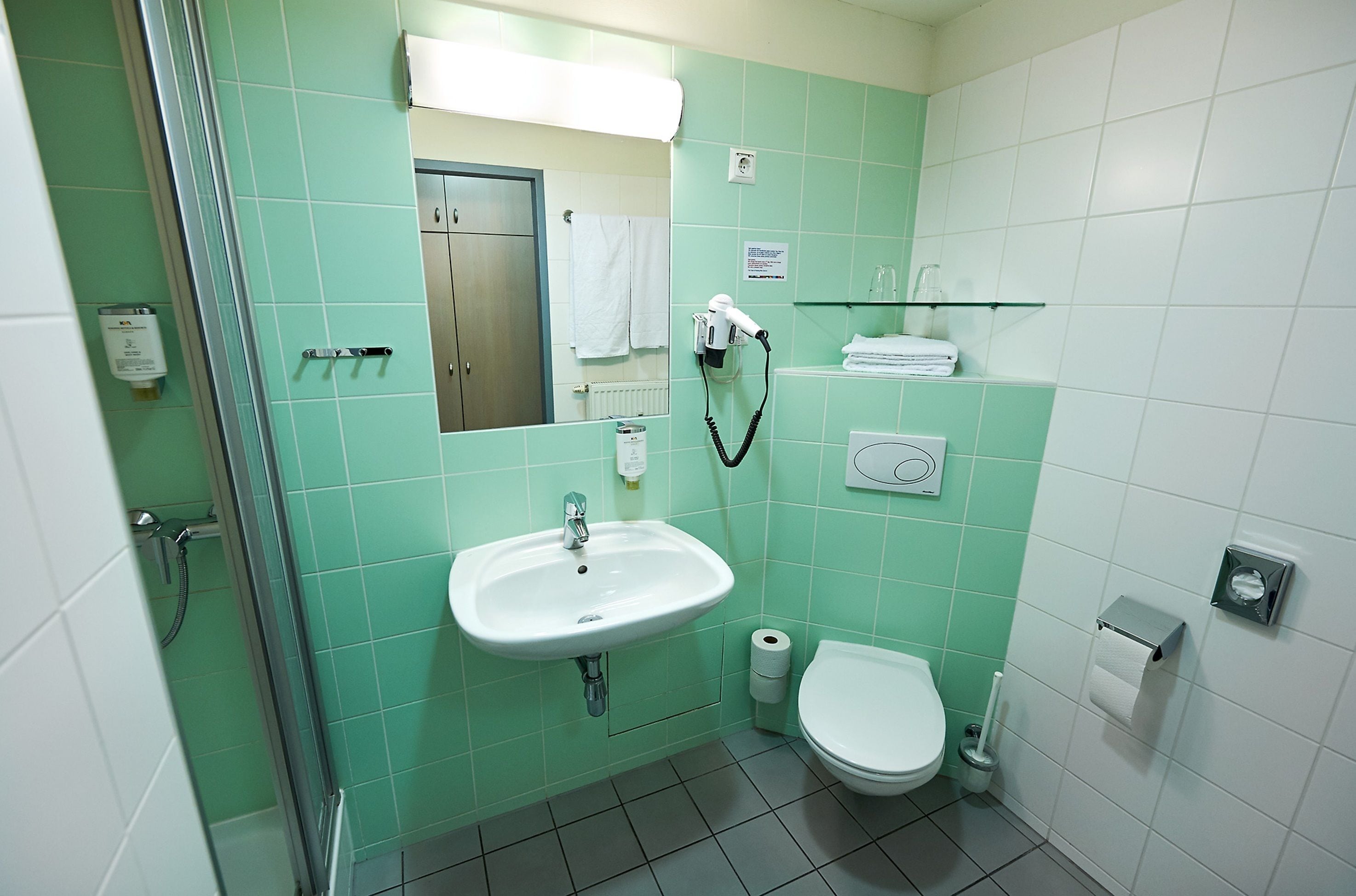 Ein Badezimmer mit Waschbecken, Toilette und Dusche.