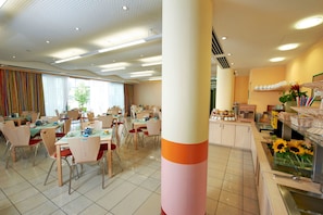 Café da manhã com buffet todos os dias (EUR 12 por pessoa) 