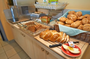 Petit déjeuner buffet servi tous les jours en supplément
