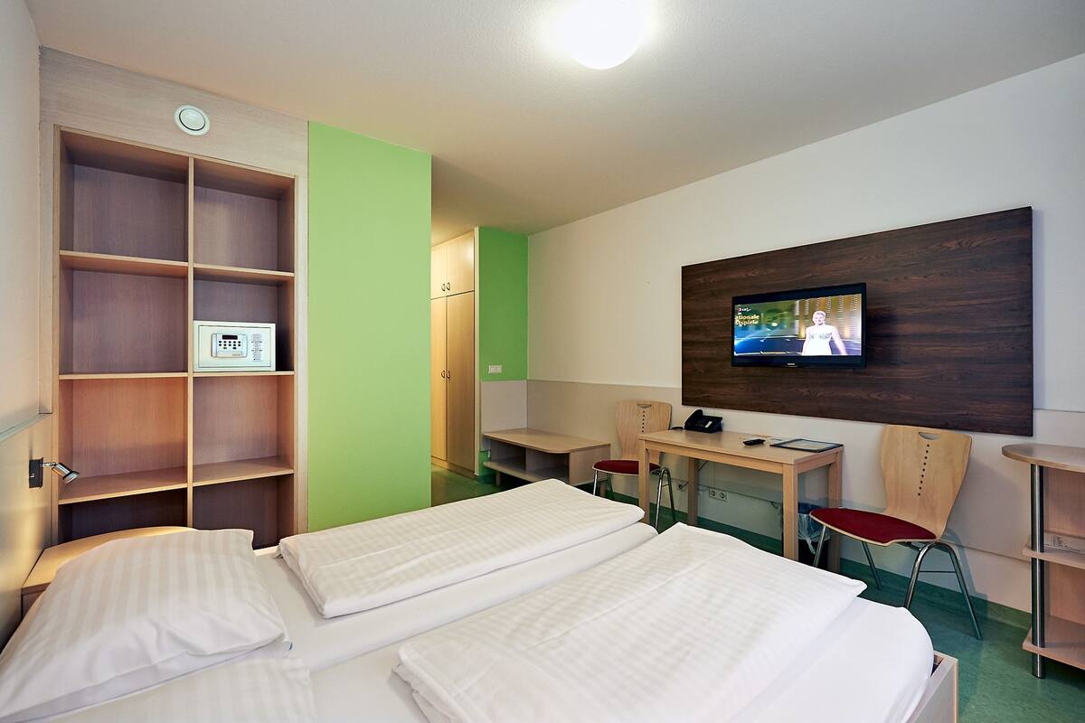 Zimmersafe, Schreibtisch, kostenlose Babybetten, Zustellbetten