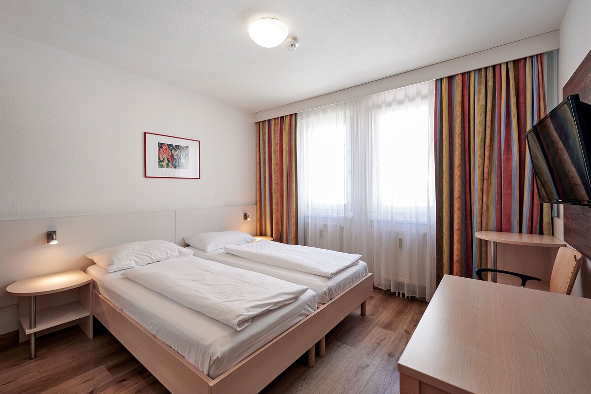 Een kluis op de kamer, een bureau, gratis babybedden