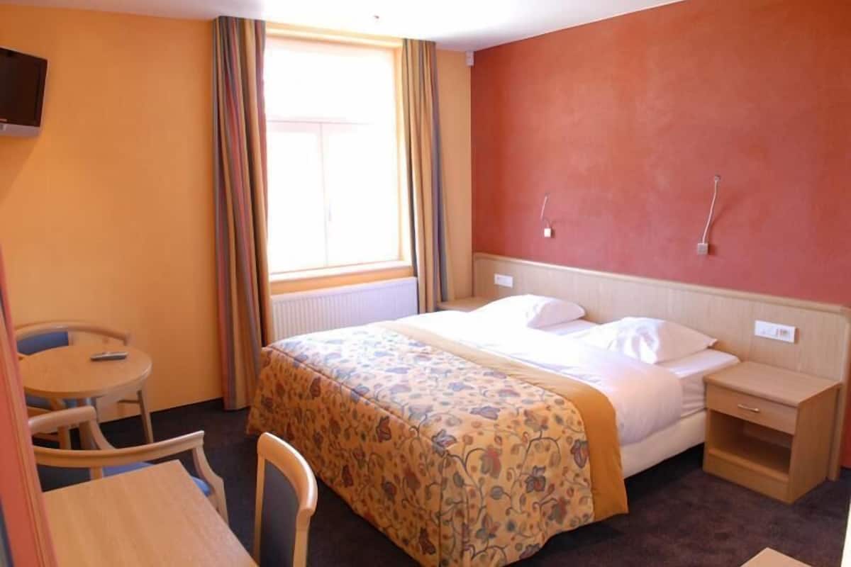 Standaard tweepersoonskamer | Luxe beddengoed, een kluis op de kamer, een bureau, gratis wifi