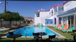 Outdoor pool, pool umbrellas, sun loungers - Neptune Hotel Apartments (Pegeia)