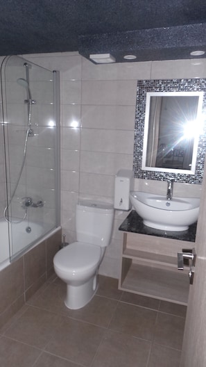 Suite, 1 Schlafzimmer, Balkon | Badezimmer