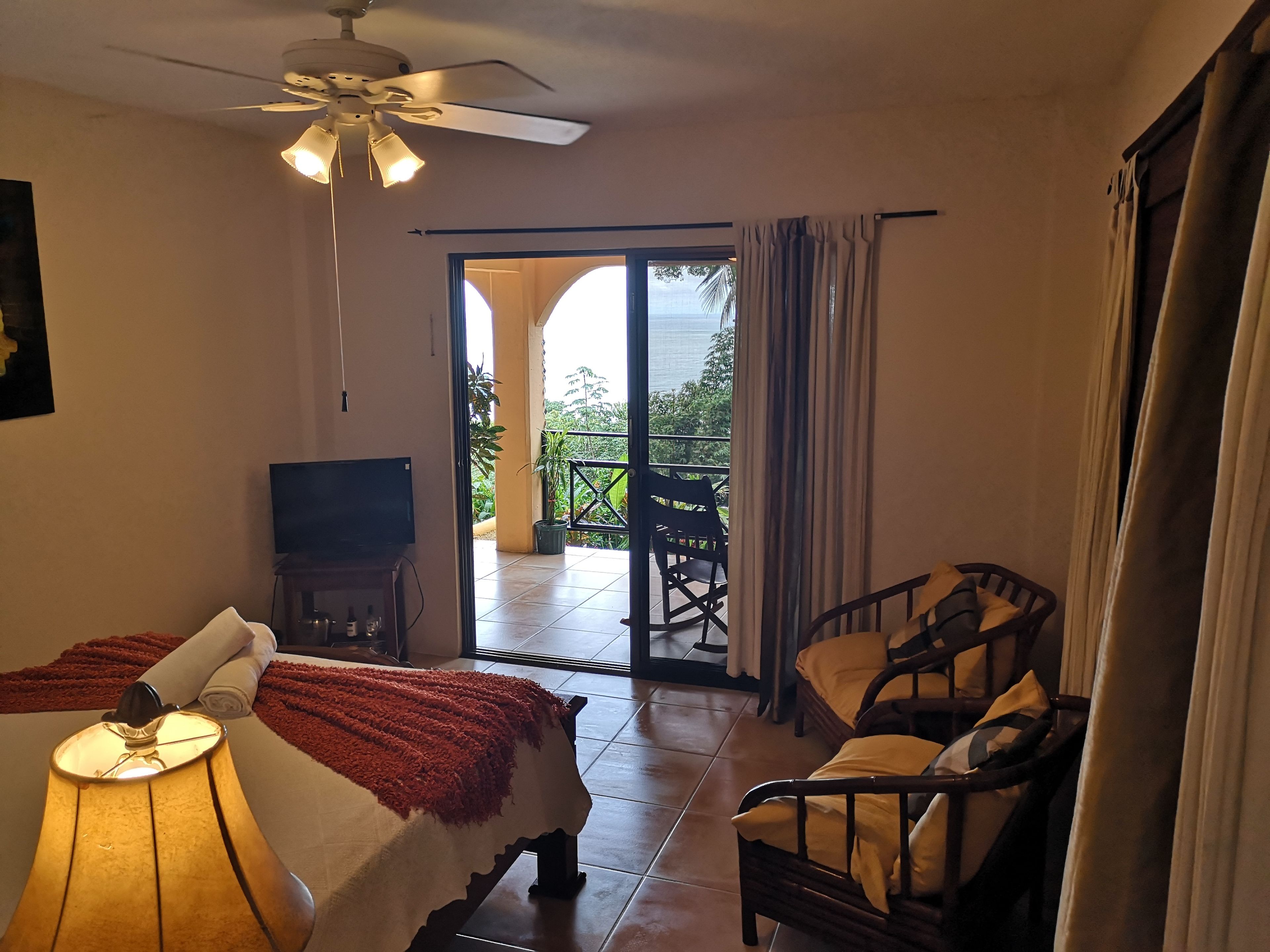 deluxe room, 1 queen bed | 1 bedroom, in-room safe, free wifi, bed sheets