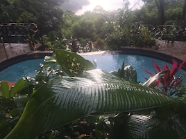 Una piscina al aire libre (de 08:00 a 21:00), tumbonas