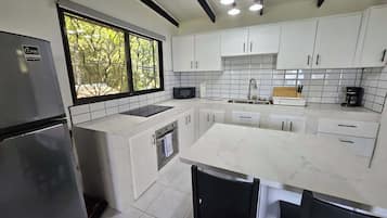 Vila | Cozinha privada | Frigobar, fogão, cooktop, cafeteira/chaleira
