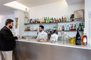 Lounge en el lobby, con vista a la alberca, abre todos los días 
