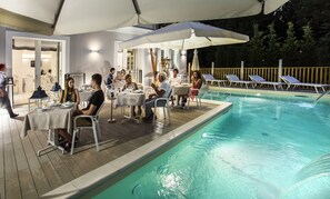 Seasonal outdoor pool, open 9:30 AM to 11:00 PM, pool umbrellas - Rimini Suite Hotel (Rimini)