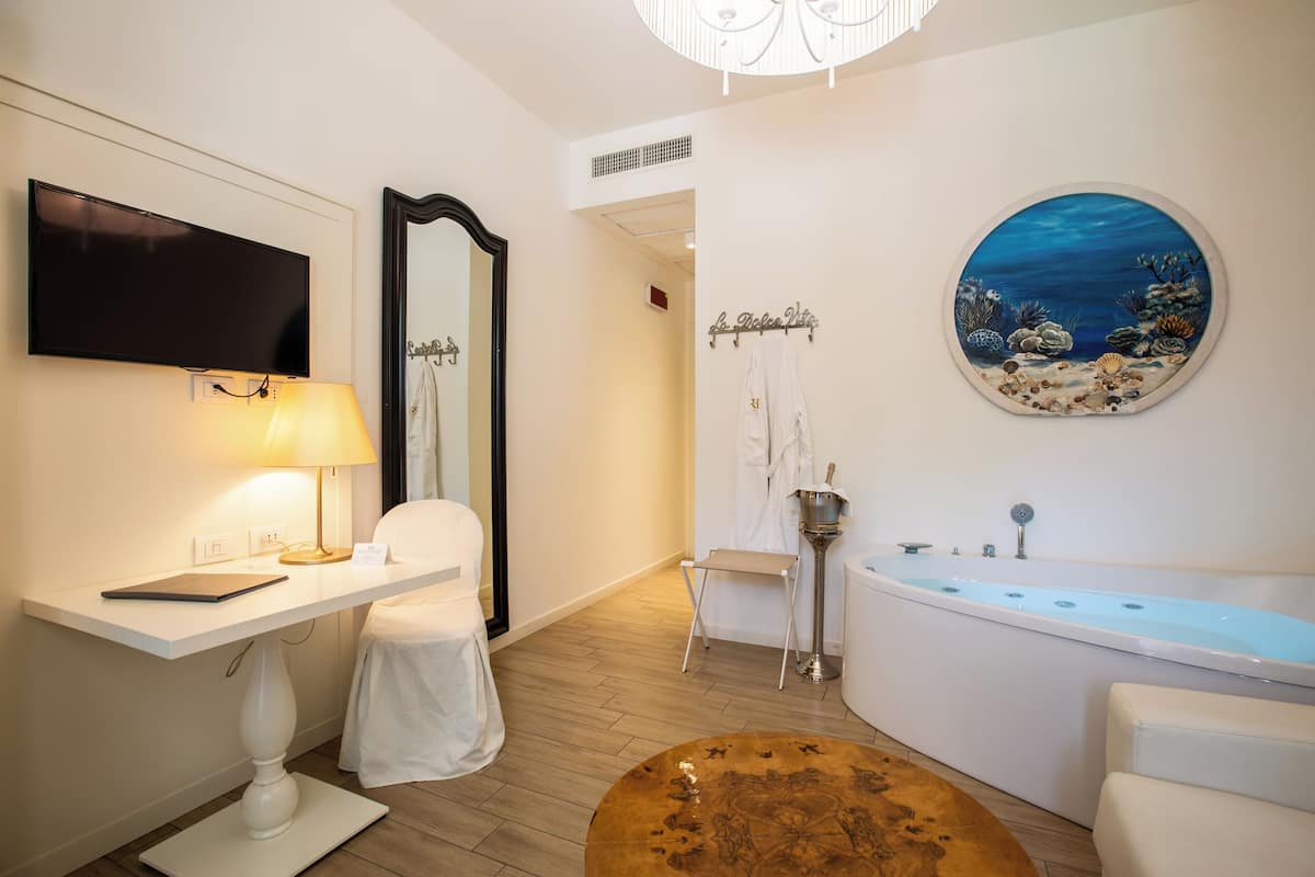 1 bedroom, premium bedding, down comforters, pillowtop beds