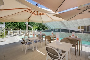 Poolside bar