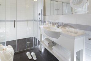 Junior Suite | Bathroom | Shower, rainfall showerhead, free toiletries, hair dryer - Rimini Suite Hotel (Rimini)