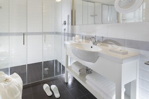 Junior Suite | Bathroom | Shower, rainfall showerhead, free toiletries, hair dryer