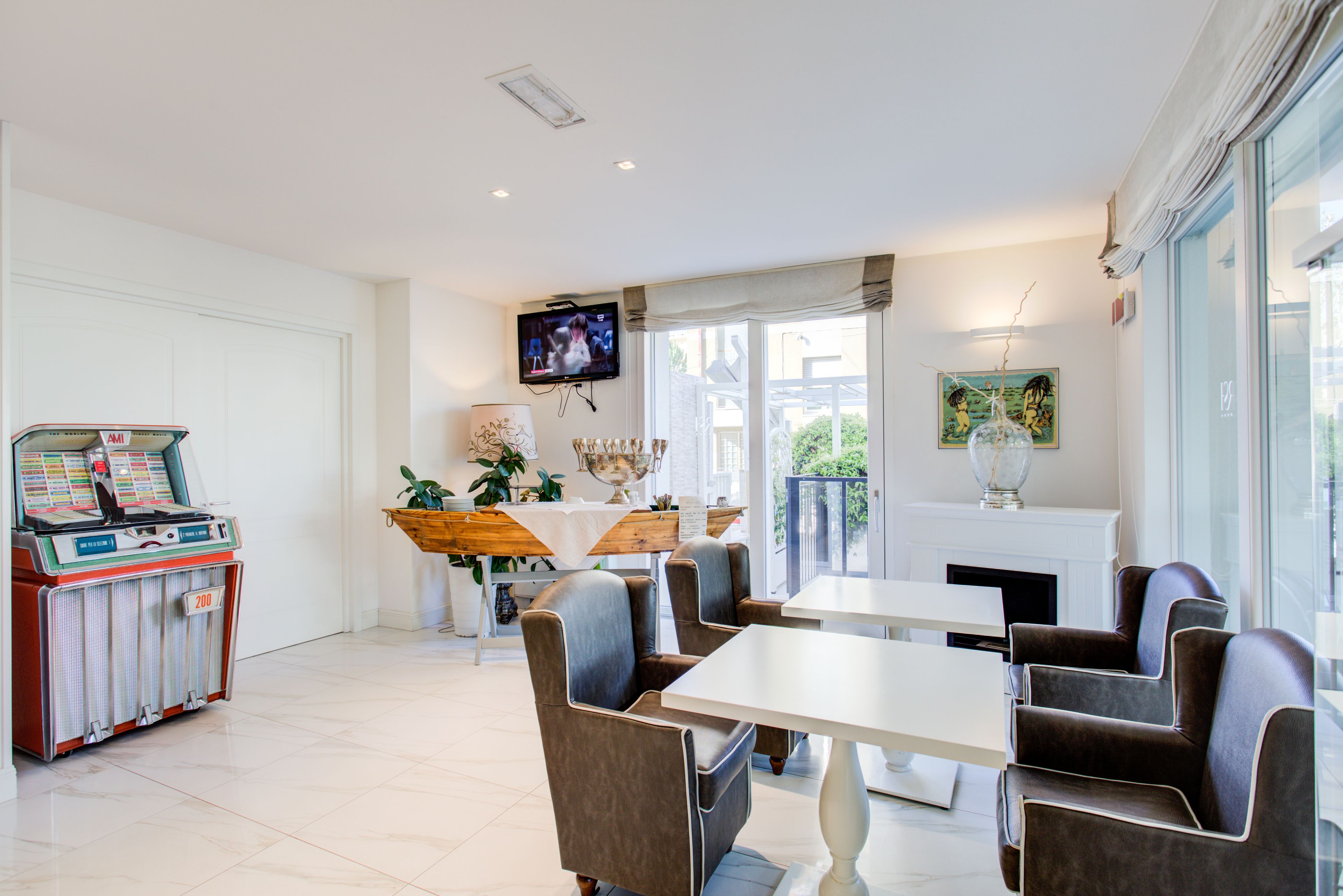 lobby lounge, pool views, open daily