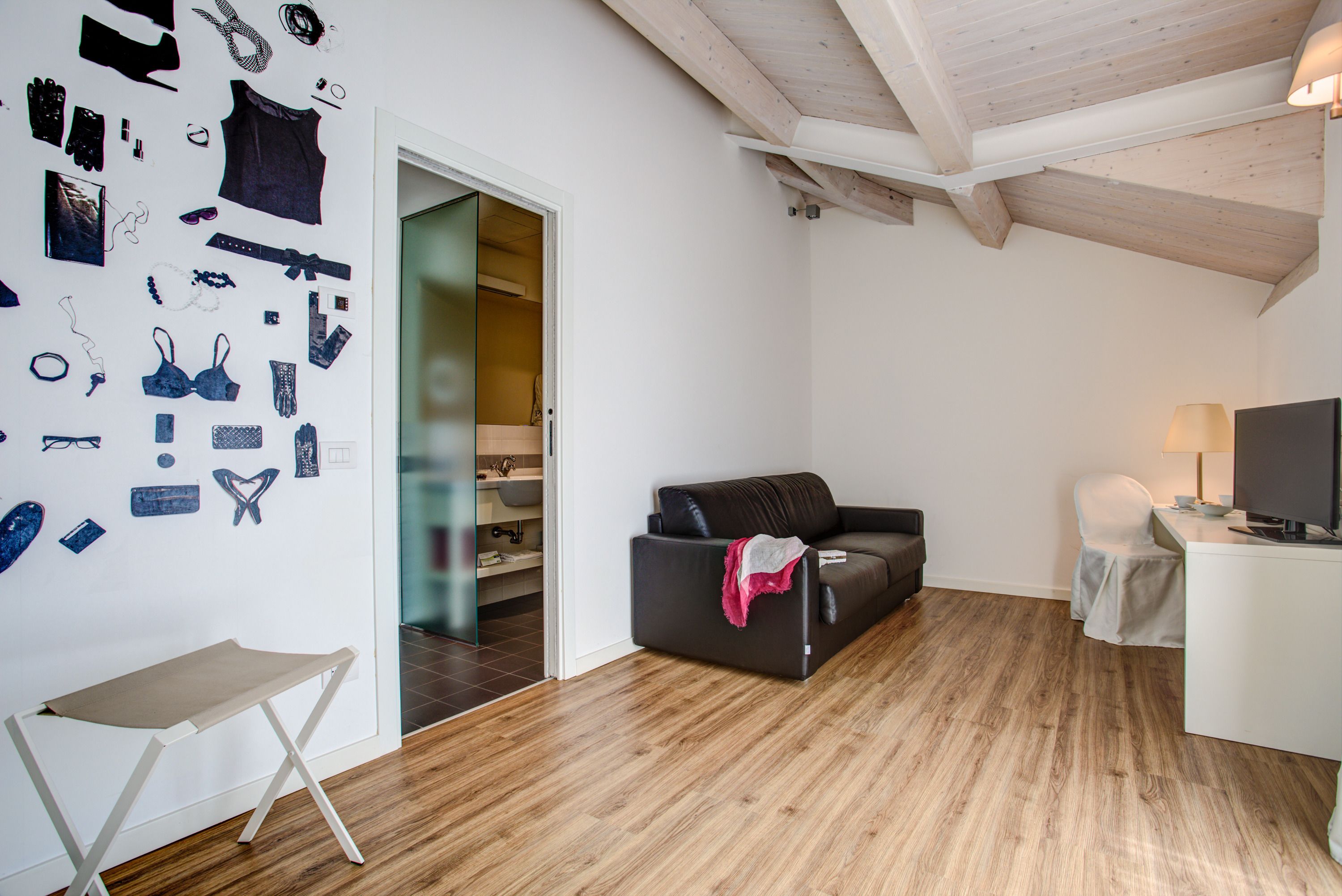 presidential suite, jetted tub | living area | 32-inch led tv with satellite channels, tv, books