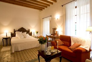 ميني بار وخزنة داخل الغرفة ومكتب وستائر تعتيم