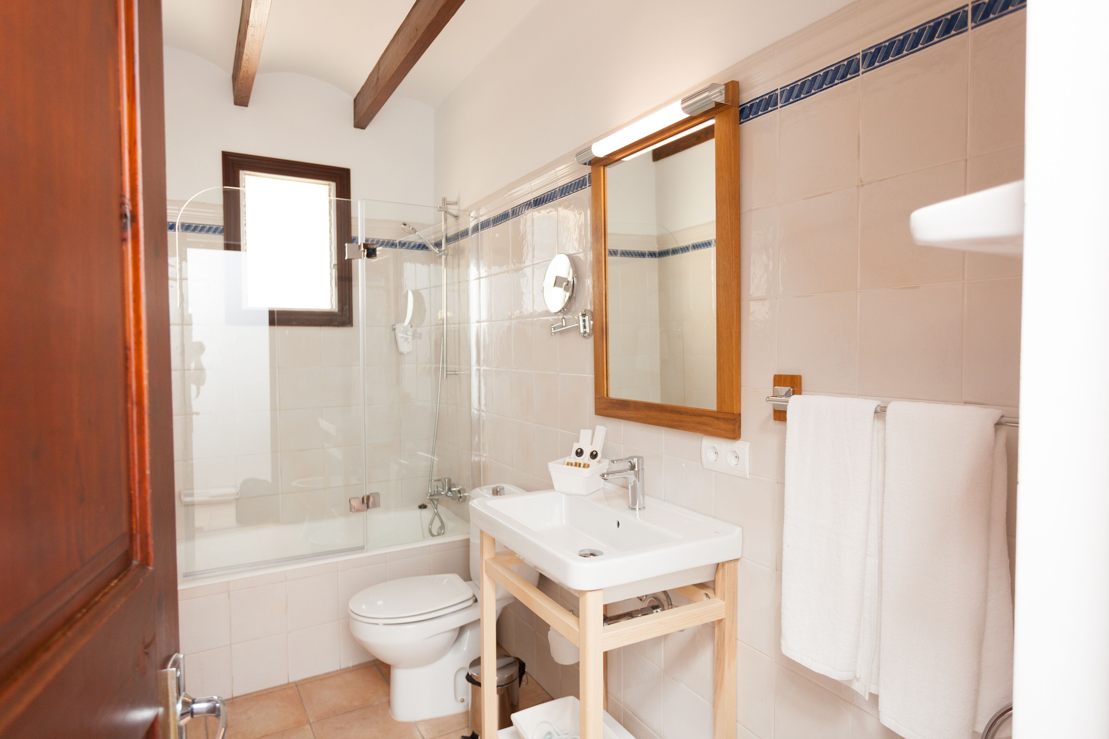 comfort double room | bathroom | free toiletries, hair dryer, bathrobes, slippers