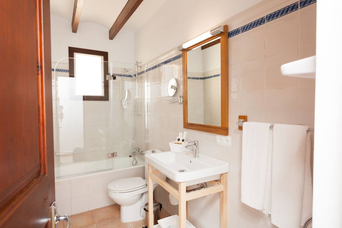 comfort double room | bathroom | free toiletries, hair dryer, bathrobes, slippers