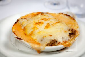 Se sirven desayunos, almuerzos y cenas; cocina local