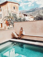 Una piscina al aire libre de temporada