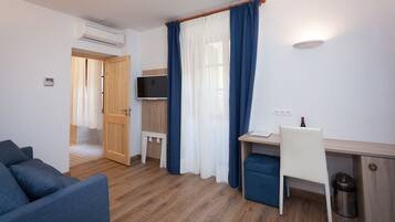 Junior Suite | Minibar, in-room safe, individually decorated, individually furnished