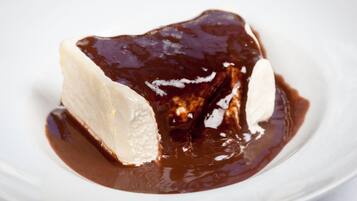 Een dessert op een wit bord.