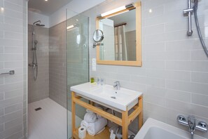 Junior Suite | Bathroom | Free toiletries, hair dryer, bathrobes, slippers - Hotel El Guía (Sóller)