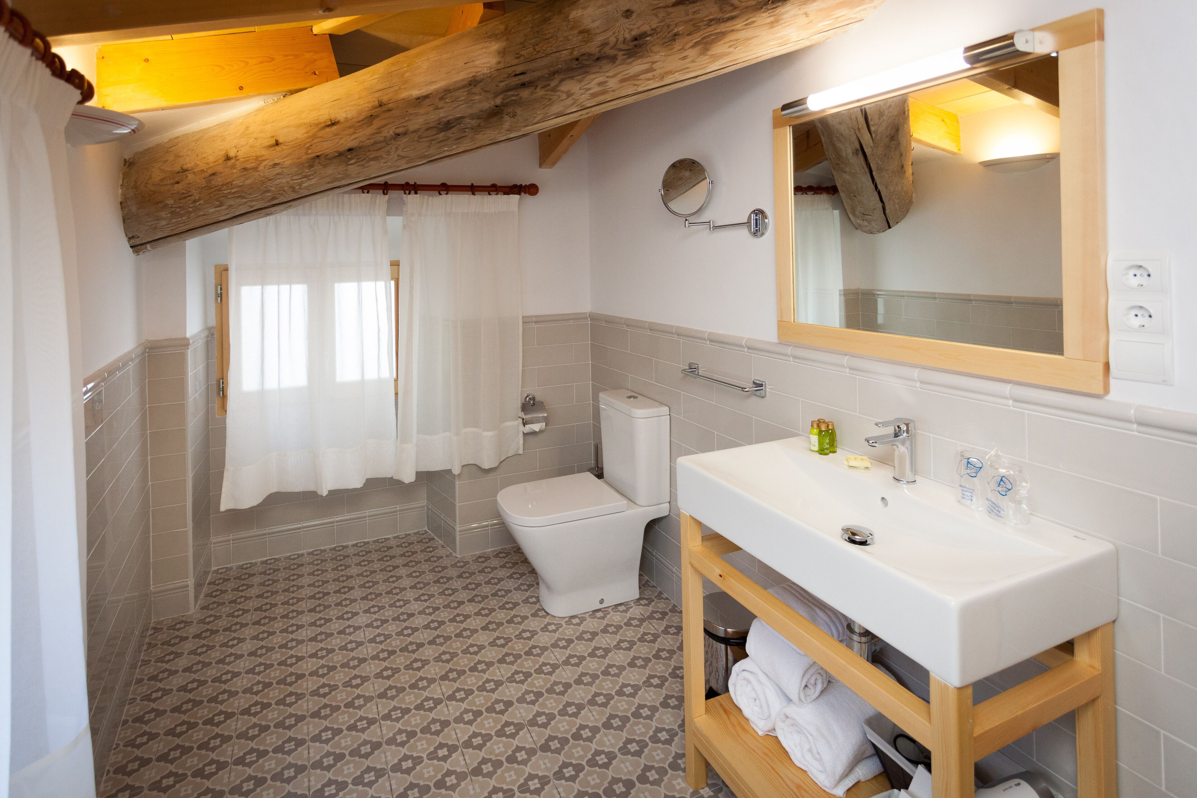 comfort double room | bathroom | free toiletries, hair dryer, bathrobes, slippers