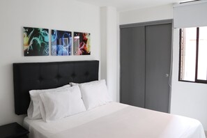 Premium bedding, individually decorated, individually furnished, desk - Moblat Apartamentos (Medellín)