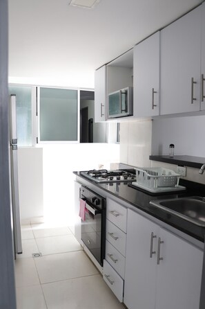 Full-sized fridge, microwave, oven, stovetop - Moblat Apartamentos (Medellín)