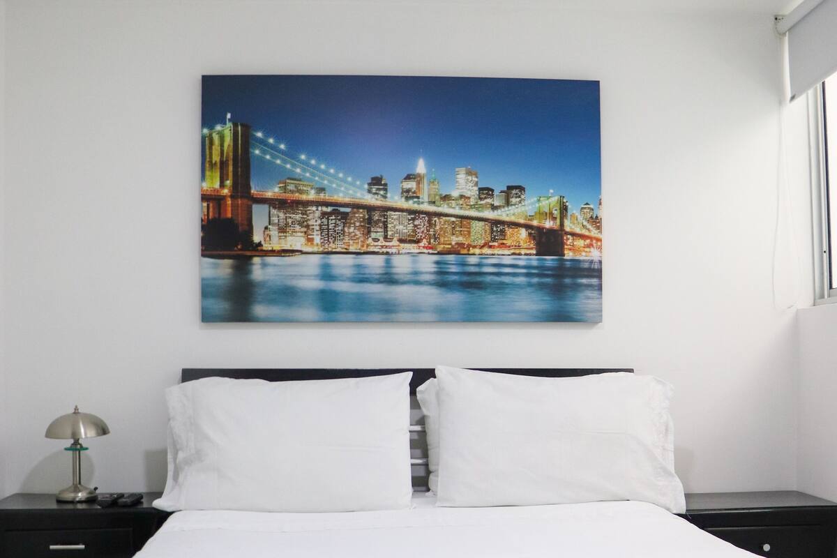 Family Apartment (Koral 401) | Premium bedding, desk, laptop workspace, iron/ironing board
